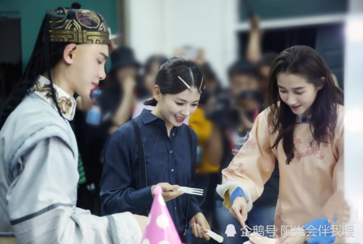 黄明昊为关晓彤庆生,谁注意到晓彤身上穿的衣服,不愧是京圈格格