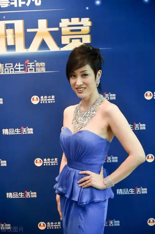 "短发女神"陈法蓉,抹胸裙配小外套复古雅致,立体身材很吸睛