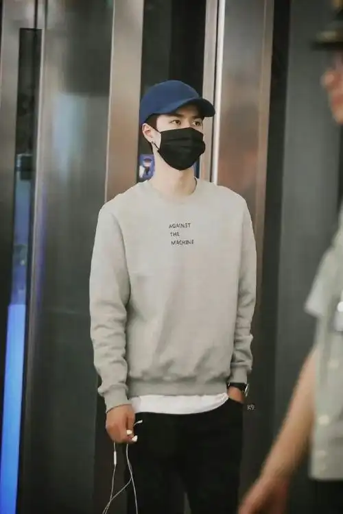 王一博#越考古越爱王一博早期机场照yyds@uniq-王一博