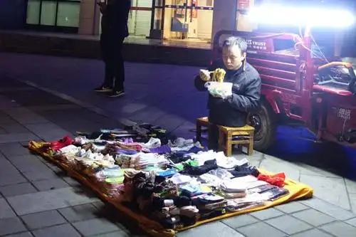 别看我没腿,我可是要成为带老婆环游世界的男人