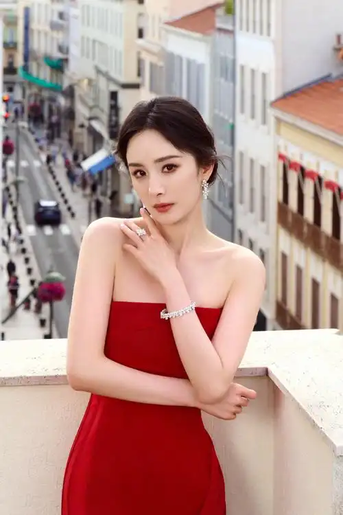 杨幂红色褶皱裙##杨幂红色人鱼拖尾裙