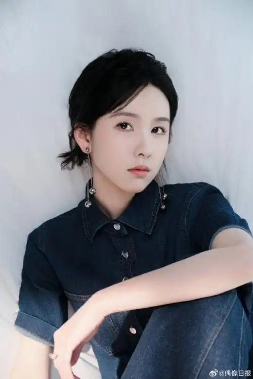 陈都灵蓝牛仔套装##陈都灵春日高智妆