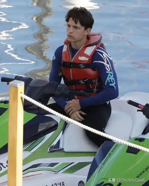 "荷兰弟"汤姆·赫兰德海边戏水秀童颜巨肌_身材_电影_潜水衣