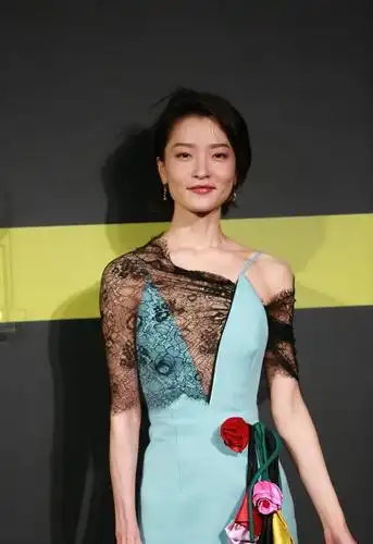 杜鹃真是越来越有魅力,穿一身"花花"裙子,身材显眼让人羡慕