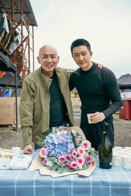 于适房间听唱歌#【微博电影之夜70盛典突击队】@黄轩的微博采访更新