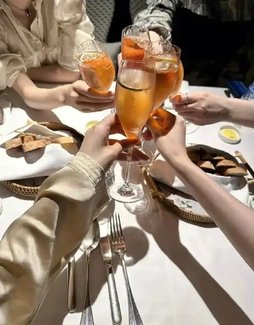 发朋友圈喝酒图片朋友圈晒喝酒的图片酒吧喝酒图片发朋友圈喝酒的图片