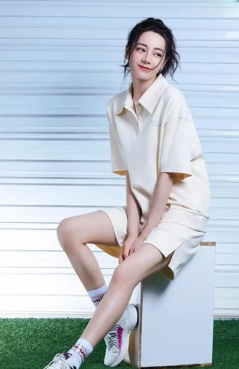 运动鞋元气美少女迪丽热巴美腿修长有光泽