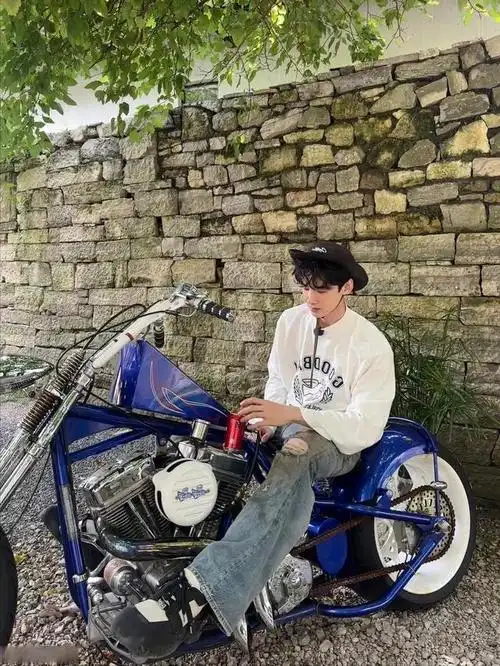 白敬亭的"豪宅"火了,全屋那叫一个极简,没有一丝俗气,真羡慕