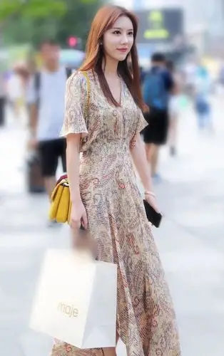 气质美女,穿一条花纹连衣裙,时尚又漂亮|裙子|碎花连衣裙|休闲风|夏天