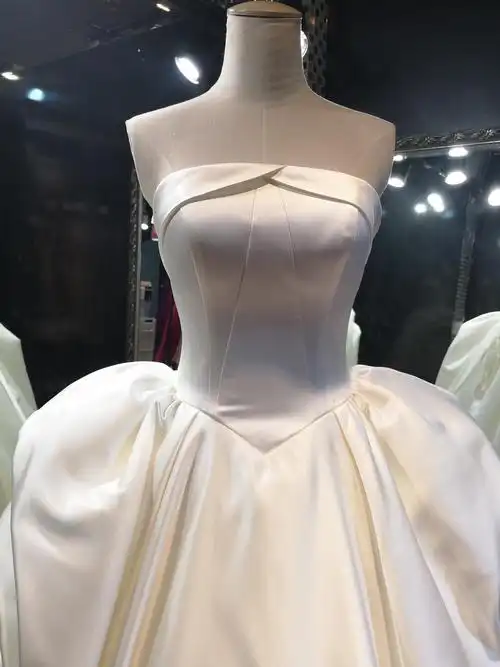 大牌同款 简洁大气的缎面抹胸 大拖尾主婚纱_婚纱礼服专卖/婚礼服装