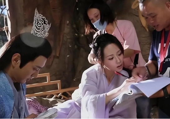 演员片场休息时都在干嘛?第一张我忍,杨紫这张我可以笑一整天!