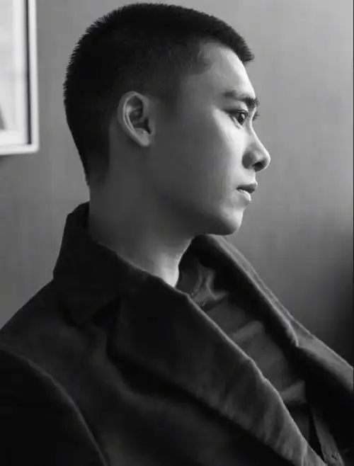 李易峰寸头造型干净利落 身穿墨绿色西装外套英气十足