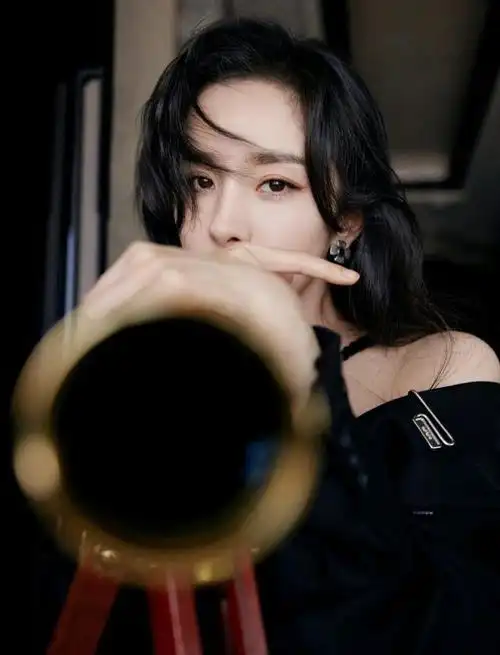 杨幂再次"装嫩"成功,露肩上衣配短裙打扮似学生,身材让人羡慕