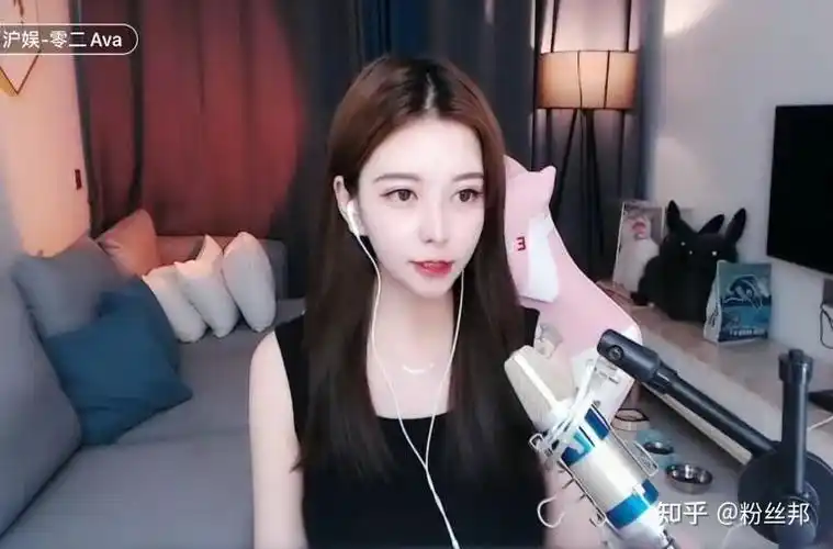 近日,虎牙直播平台一位女主播"沪娱-零二ava"来到男主播"迷醉"直播间