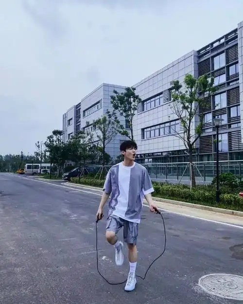 难道和楠哥比赛跳绳输了?