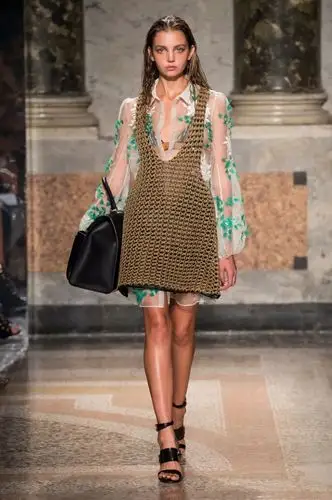 干货在服装设计效果图中薄纱面料的质感如何体现