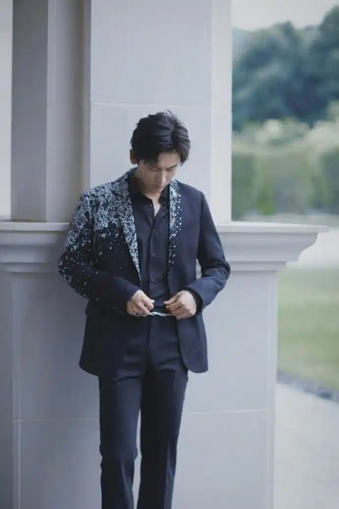 张哲瀚暗纹镶钻西服造型 矜贵又不失潇洒!