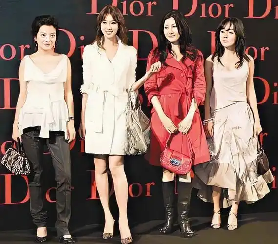 林志玲为什么合照颜值能赢李嘉欣,她五官其实不如.