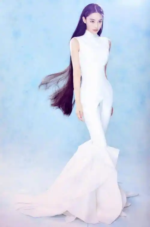 婚后大变样,修身长裙超显身材,短发太飒更像何捷_张馨予_版型_的设计