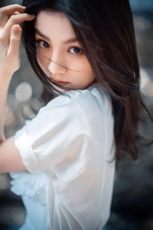 搜狐娱乐讯 2021年5月1日,春夏一组春日写真曝光.1/9