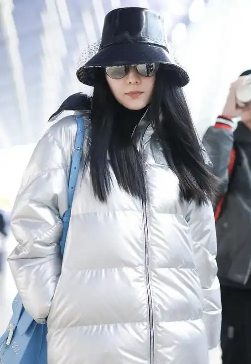 气质女神范冰冰,银色羽绒服穿出高级时尚感,身材好经得住考验