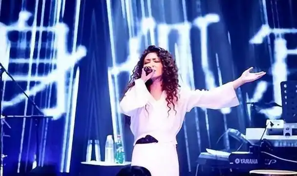 然而,10年过去,曾经的默默无闻者周深却焕发出绚烂的光芒,成为当红的