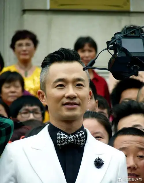 东方卫视主持人程雷朱桢等出席前上海首富周姓商人寿宴被处分