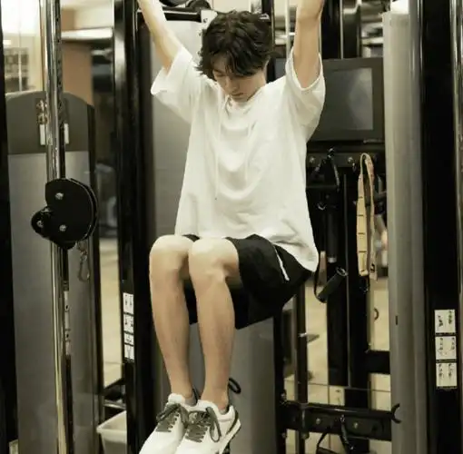 实力演员还要拼颜值?王俊凯健身房被网友偷拍,身材发福引争议