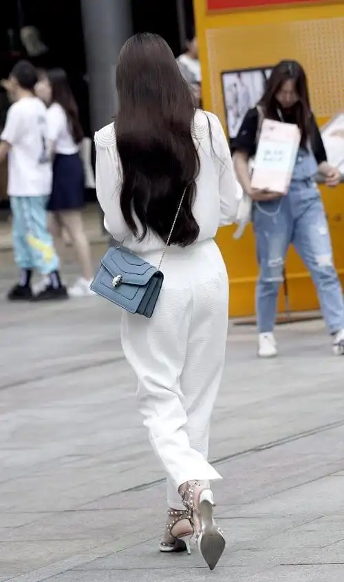 这套穿搭大家喜欢吗,在夏季出门就可以全身白的出去.