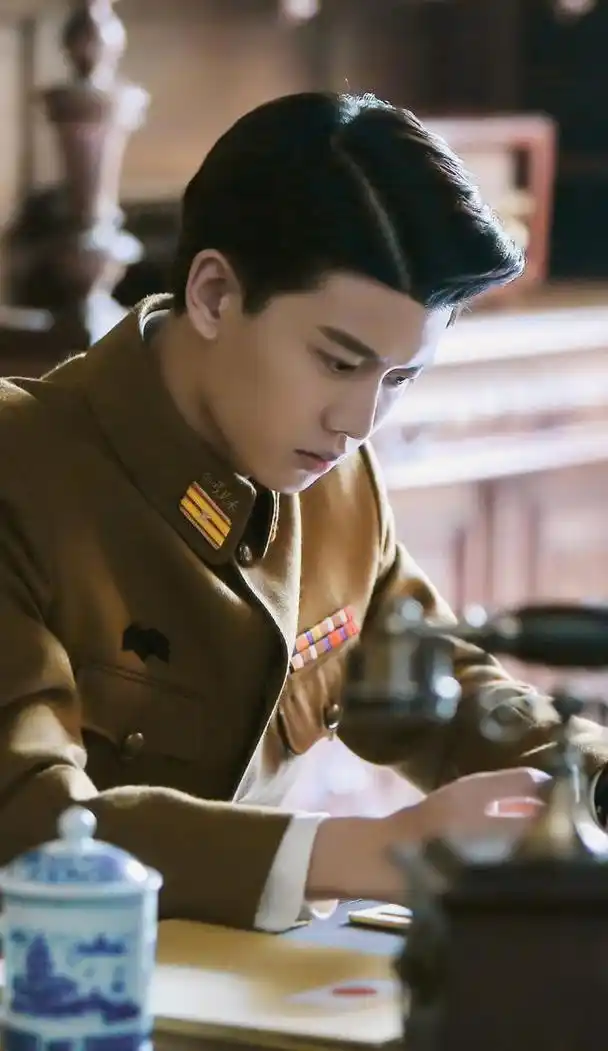 任嘉伦主演的《秋蝉》开播了,制服装的任嘉伦真的是太帅了