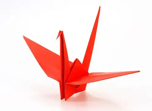 传统_日本_折纸_纸鹤_红色_纸_上方_白色_白色背景_图片大全—全景