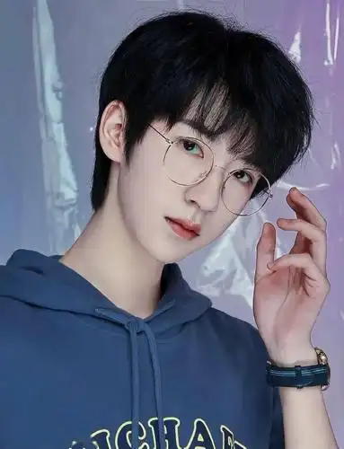 贺峻霖易烊千玺李现罗云熙很多男明星戴上眼镜之后,文气中透出一丝