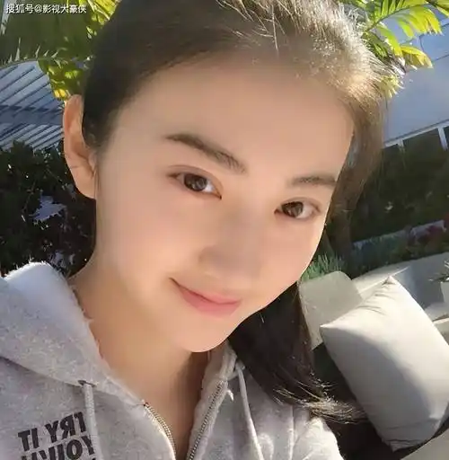 景甜给人的第一印象就是大家闺秀,一双充满灵气的杏眼,让她本就秀气的