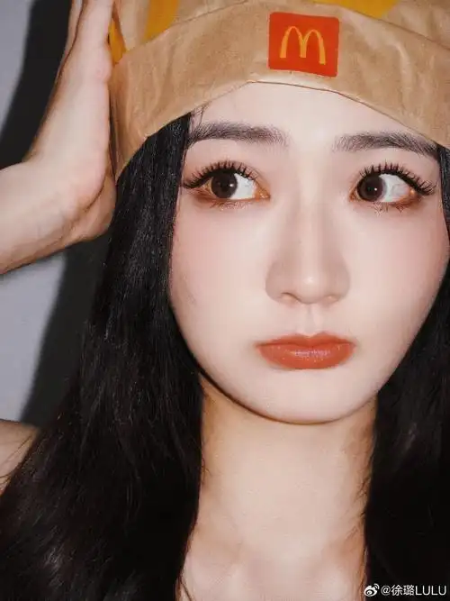 徐璐拍怼脸照古灵精怪 头套纸袋可爱满分