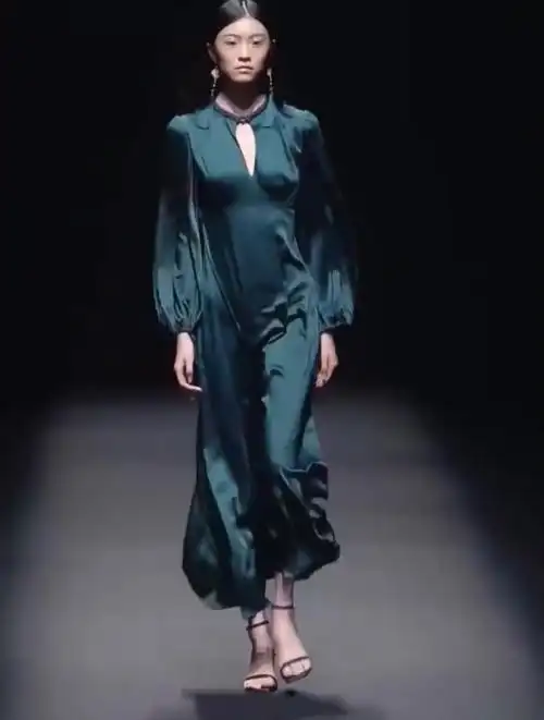 国外超模真空走秀轻薄透明设计真是大胆前卫让人大开眼界