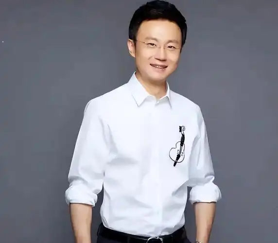 央视主持人刚强:娶二婚春妮为妻,43岁当了爸爸,今一家3口幸福美满