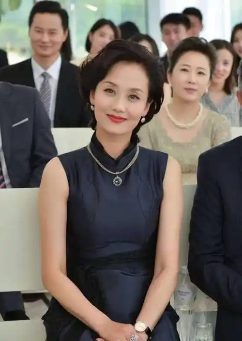 李颖:"儿子"是张翰,女儿是金紫薇,如今52岁魅力不输当年_获得了_小