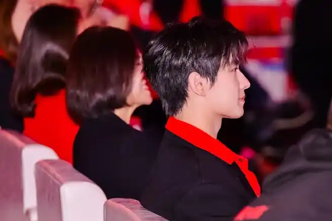 又被杨洋的侧脸杀到了!怎么会有这么适合红色的男人一整个赏心悦目!