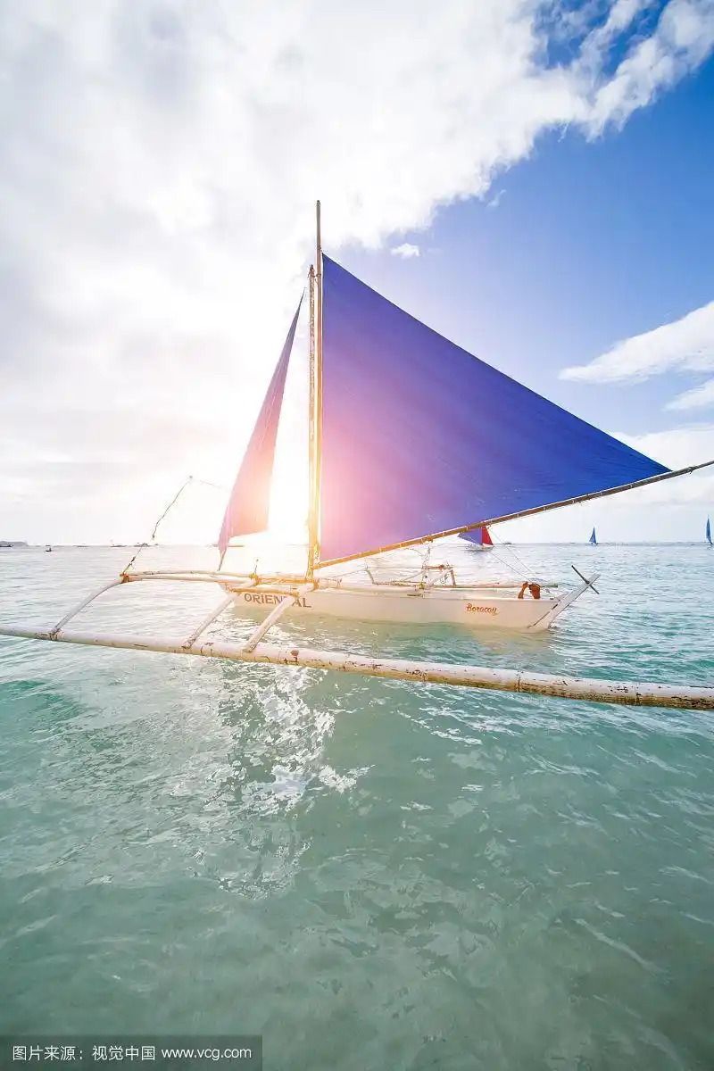 夕阳下海滩上的帆船