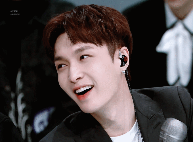 每天都要开心的追星哟,看到张艺兴笑就开心