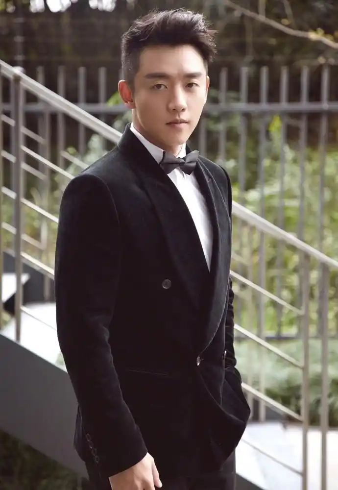 郑恺黑色西装礼服户外帅气写真图片