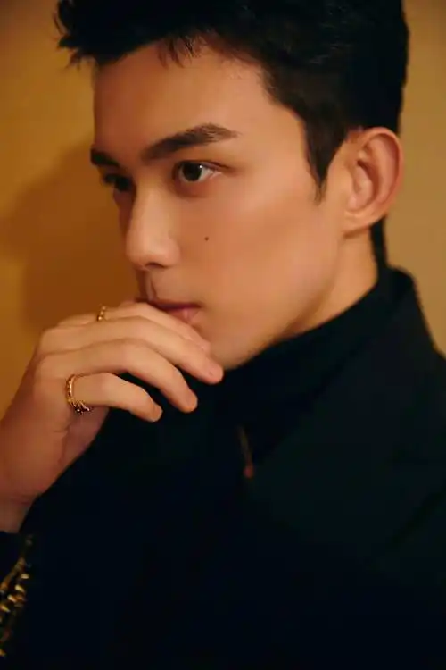 吴磊时尚写真:俊朗帅气,青春男神