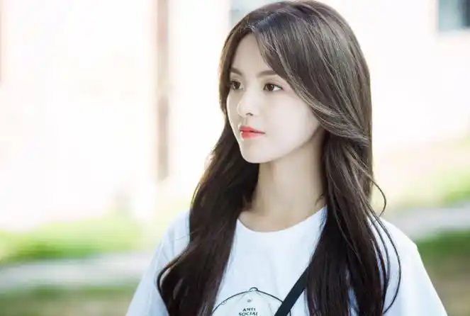 杨超越凭借参加2018年的女团青春成长节目《创造101》节目,因其可爱的