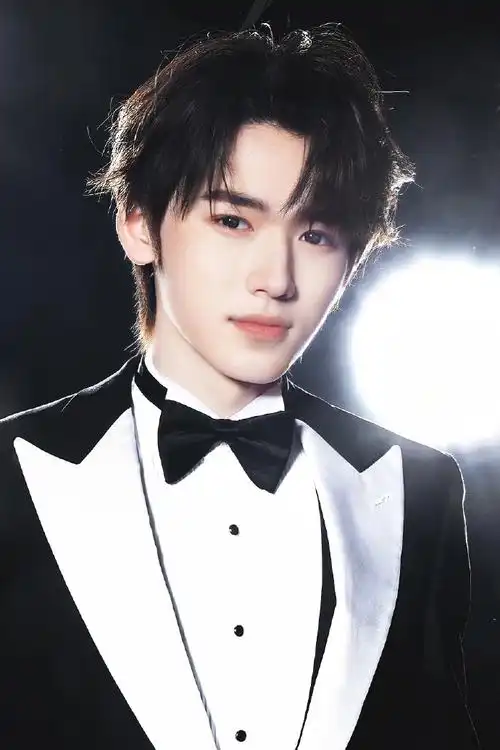 小拇指戴戒指 太99#宋亚轩王牌对王牌##宋亚轩糖果系舞台