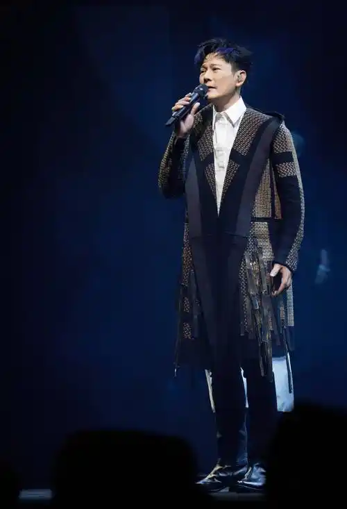 0巡演贵阳站拉满浪漫氛围,张信哲经典歌曲引发万人合唱_歌迷_音乐