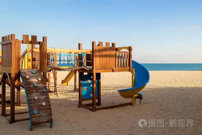 一个五颜六色的儿童游乐场在一个空荡荡的沙滩上温暖的冬天没有雪冬天