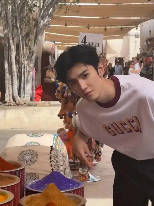 《f风尚志》四月刊封面故事大片窥见陈哲远的旅行日常,多样化风格展现