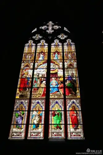 马赛克式的窗户,很有个性,衬托出了科隆大教堂的肃穆.