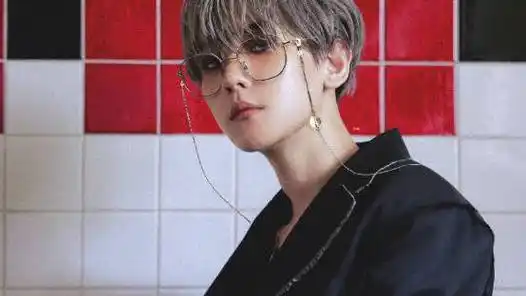 伯贤正脸训练照#边伯贤训练的正脸照来啦95寸头看着是真的很清肆怂