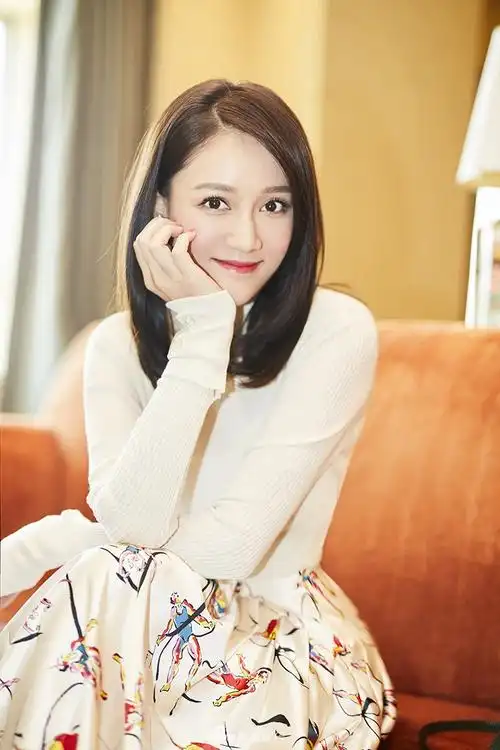 陈乔恩轻熟风亮相笑容迷人 展现优雅时尚魅力